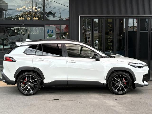 カローラクロス GRスポーツ パノラミックビュー ブレーキキャリパーGRロゴ アダプティブハイビーム パノラマルーフナノイーX アクセサリーコンセント パワーバックドア ステアリングヒーター BSM ステアリングヒーター(11枚目)