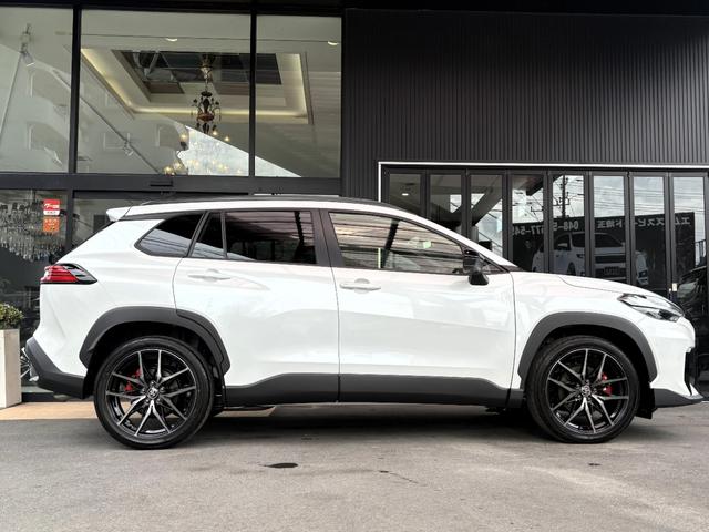 カローラクロス GRスポーツ パノラミックビュー ブレーキキャリパーGRロゴ アダプティブハイビーム パノラマルーフナノイーX アクセサリーコンセント パワーバックドア ステアリングヒーター BSM ステアリングヒーター(12枚目)