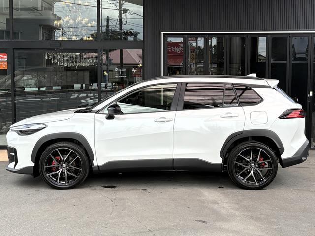 カローラクロス GRスポーツ パノラミックビュー ブレーキキャリパーGRロゴ アダプティブハイビーム パノラマルーフナノイーX アクセサリーコンセント パワーバックドア ステアリングヒーター BSM ステアリングヒーター(19枚目)