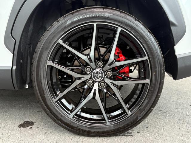 カローラクロス GRスポーツ パノラミックビュー ブレーキキャリパーGRロゴ アダプティブハイビーム パノラマルーフナノイーX アクセサリーコンセント パワーバックドア ステアリングヒーター BSM ステアリングヒーター(22枚目)