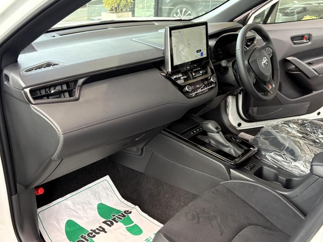 カローラクロス GRスポーツ パノラミックビュー ブレーキキャリパーGRロゴ アダプティブハイビーム パノラマルーフナノイーX アクセサリーコンセント パワーバックドア ステアリングヒーター BSM ステアリングヒーター(35枚目)