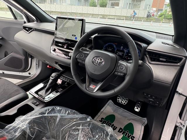 カローラクロス GRスポーツ パノラミックビュー ブレーキキャリパーGRロゴ アダプティブハイビーム パノラマルーフナノイーX アクセサリーコンセント パワーバックドア ステアリングヒーター BSM ステアリングヒーター(37枚目)