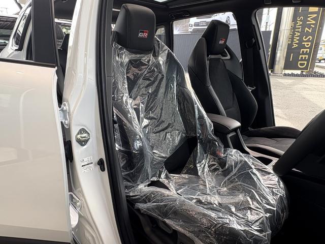 カローラクロス GRスポーツ パノラミックビュー ブレーキキャリパーGRロゴ アダプティブハイビーム パノラマルーフナノイーX アクセサリーコンセント パワーバックドア ステアリングヒーター BSM ステアリングヒーター(38枚目)