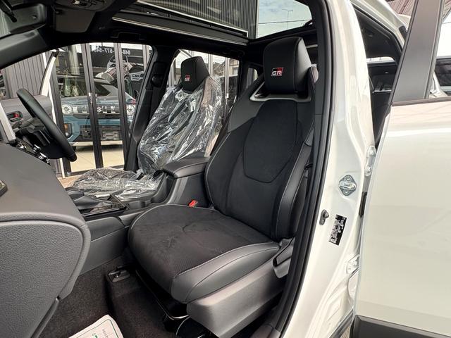 カローラクロス GRスポーツ パノラミックビュー ブレーキキャリパーGRロゴ アダプティブハイビーム パノラマルーフナノイーX アクセサリーコンセント パワーバックドア ステアリングヒーター BSM ステアリングヒーター(41枚目)