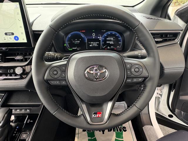 カローラクロス GRスポーツ パノラミックビュー ブレーキキャリパーGRロゴ アダプティブハイビーム パノラマルーフナノイーX アクセサリーコンセント パワーバックドア ステアリングヒーター BSM ステアリングヒーター(45枚目)