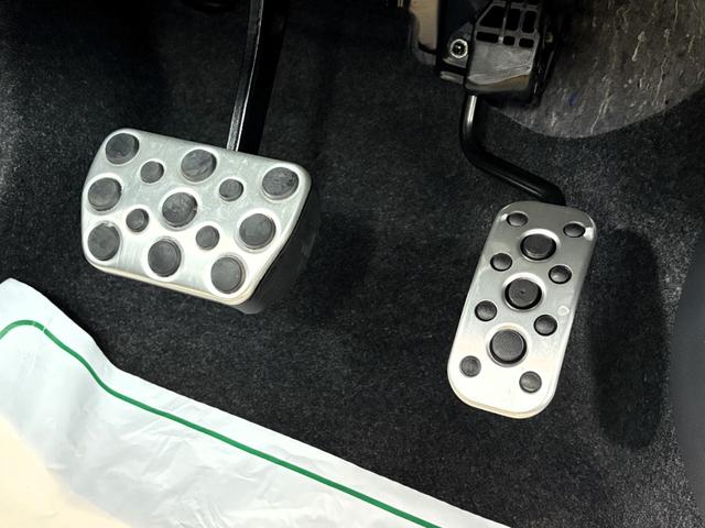 カローラクロス GRスポーツ パノラミックビュー ブレーキキャリパーGRロゴ アダプティブハイビーム パノラマルーフナノイーX アクセサリーコンセント パワーバックドア ステアリングヒーター BSM ステアリングヒーター(60枚目)