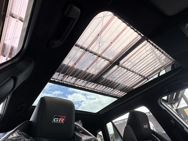 カローラクロス GRスポーツ パノラミックビュー ブレーキキャリパーGRロゴ アダプティブハイビーム パノラマルーフナノイーX アクセサリーコンセント パワーバックドア ステアリングヒーター BSM ステアリングヒーター(73枚目)