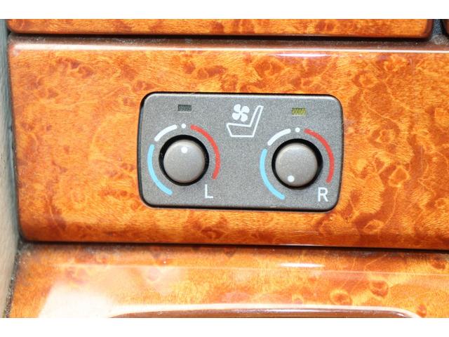 セルシオ ｅＲ仕様　後期型／シートヒーター／シートクーラー／サンルーフ／バックカメラ／クルーズコントロール／ハイペリオン１９インチアルミ／ＥＴＣ／木目ハンドル／パワーシート／ＨＤＤナビ／バックカメラ／革シート（10枚目）
