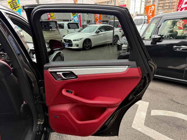 マカン マカン　ターボ　スポーツクロノパッケージ／９１１ターボデザイン２１インチホイール／ブラック＆ガーネットレッドフルレザー／ＬＥＤヘッドライト／ＢＯＳＥサウンドシステム／１８ｗａｙパワーシート／シートヒーター／純正ナビ（40枚目）
