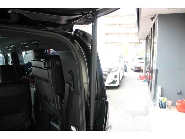 ヴォクシー ハイブリッドＳ－Ｚ　快適利便パッケージＨｉｇｈ／大画面ディスプレイ／フリップダウンモニター／ユニバーサルステップ／地デジＴＶ／ＤＶＤ／ＣＤ／バックカメラ／ブラインドスポットモニター／シートヒーター／三眼ＬＥＤヘッドライト（42枚目）