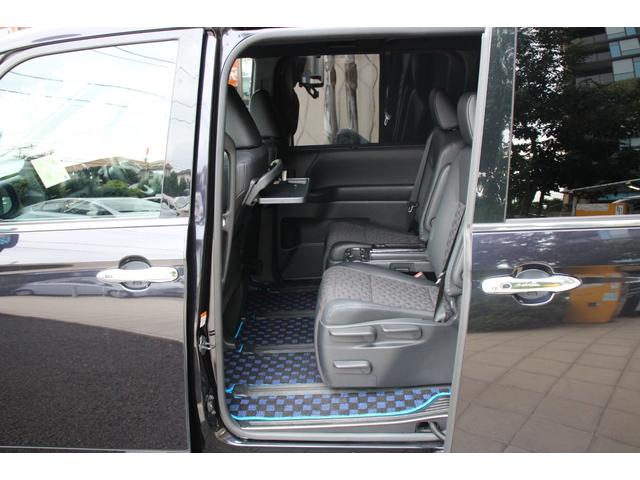 ヴォクシー ハイブリッドＳ－Ｚ　快適利便パッケージＨｉｇｈ／大画面ディスプレイ／フリップダウンモニター／ユニバーサルステップ／地デジＴＶ／ＤＶＤ／ＣＤ／バックカメラ／ブラインドスポットモニター／シートヒーター／三眼ＬＥＤヘッドライト（51枚目）