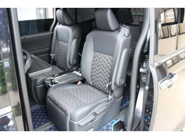 ヴォクシー ハイブリッドＳ－Ｚ　快適利便パッケージＨｉｇｈ／大画面ディスプレイ／フリップダウンモニター／ユニバーサルステップ／地デジＴＶ／ＤＶＤ／ＣＤ／バックカメラ／ブラインドスポットモニター／シートヒーター／三眼ＬＥＤヘッドライト（53枚目）