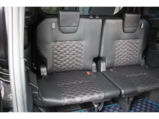 ヴォクシー ハイブリッドＳ－Ｚ　快適利便パッケージＨｉｇｈ／大画面ディスプレイ／フリップダウンモニター／ユニバーサルステップ／地デジＴＶ／ＤＶＤ／ＣＤ／バックカメラ／ブラインドスポットモニター／シートヒーター／三眼ＬＥＤヘッドライト（54枚目）