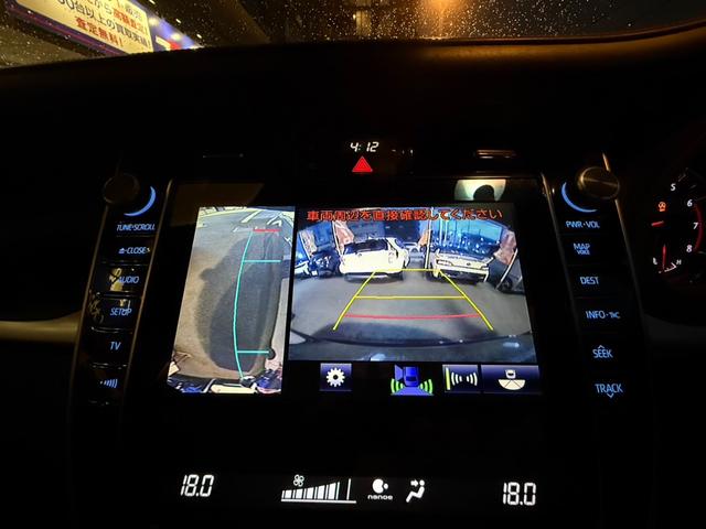 【全方位カメラ】アラウンドビューモニターは真上から見下ろした様に車の周囲を表示することで、駐車時の安全性と利便性を高めます。