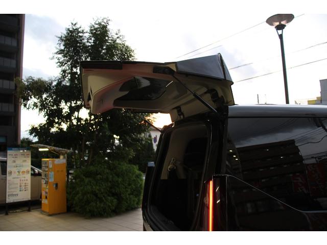 【ハーフバックドア】が可能なので、狭い場所でもトランクに荷物を積むのも楽々できます。