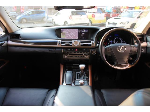 インパネ周りの使用感も少なく、状態の良いお車です！ご不明点やご来店のお際は是非お電話でご連絡下さい！