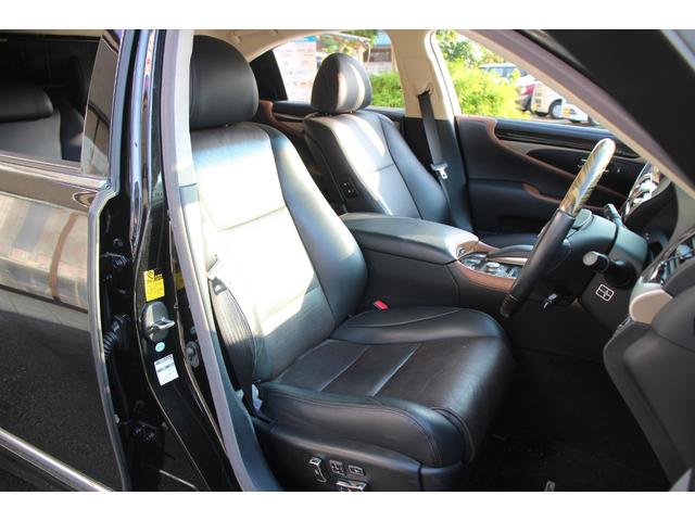 【魅力の革シート】しわや擦れも少なく革の状態が非常に良いお車です！ご不明点やご来店のお際は是非お電話でご連絡下さい！