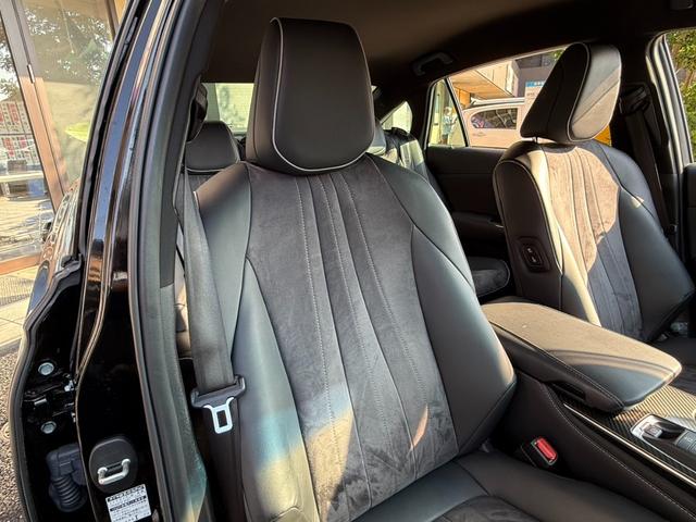 【魅力のハーフレザーシート】しわや擦れも少なく革の状態が非常に良いお車です！ご不明点やご来店のお際は是非お電話でご連絡下さい！