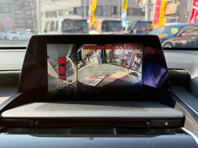 【全方位カメラ】アラウンドビューモニターは真上から見下ろした様に車の周囲を表示することで、駐車時の安全性と利便性を高めます。