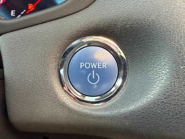 【スマートキー】キーを携帯しているだけで、ドアロックの開閉並びにエンジンの始動が可能な装備です！プッシュスタートですのでエンジンの始動もボタンを押すだけです！