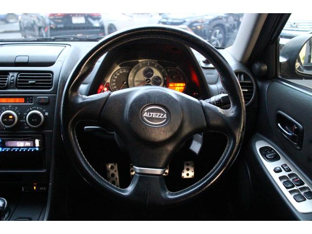 アルテッツァ ＲＳ２００　リミテッドＩＩ　後期型／タイミングベルト８５．０００キロ時交換済み／６ＭＴ車／禁煙車／ＲＳ－Ｒマフラー／リアスポイラー／トルセンＬＳＤ／ＨＩＤヘッドライト／オートライト／ＣＤ再生／ミュージックプレイヤー接続可／ＵＳＢ（15枚目）