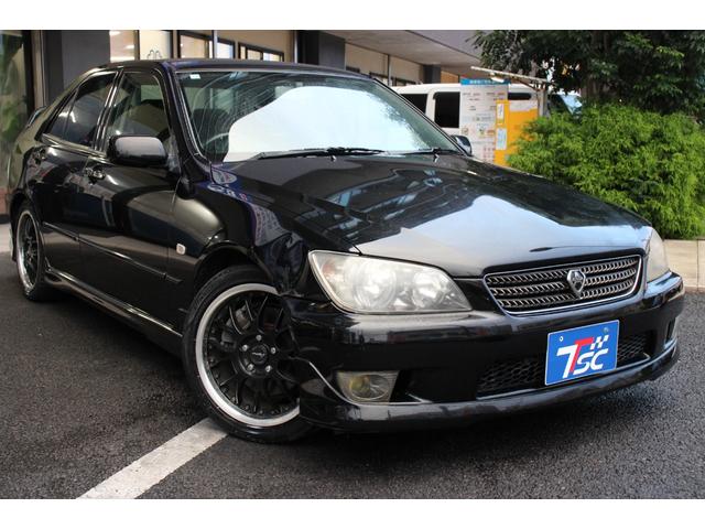 アルテッツァ ＲＳ２００　リミテッドＩＩ　後期型／タイミングベルト８５．０００キロ時交換済み／６ＭＴ車／禁煙車／ＲＳ－Ｒマフラー／リアスポイラー／トルセンＬＳＤ／ＨＩＤヘッドライト／オートライト／ＣＤ再生／ミュージックプレイヤー接続可／ＵＳＢ（17枚目）