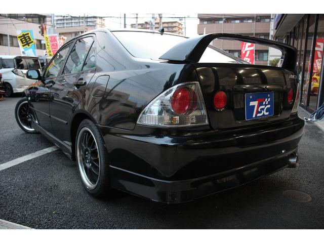 アルテッツァ ＲＳ２００　リミテッドＩＩ　後期型／タイミングベルト８５．０００キロ時交換済み／６ＭＴ車／禁煙車／ＲＳ－Ｒマフラー／リアスポイラー／トルセンＬＳＤ／ＨＩＤヘッドライト／オートライト／ＣＤ再生／ミュージックプレイヤー接続可／ＵＳＢ（24枚目）