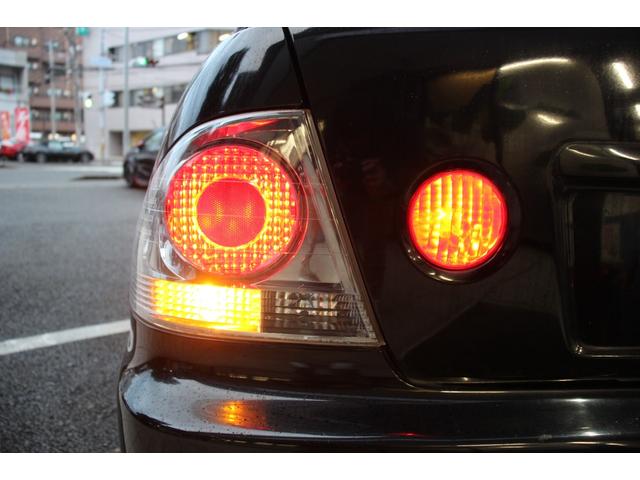 アルテッツァ ＲＳ２００　リミテッドＩＩ　後期型／タイミングベルト８５．０００キロ時交換済み／６ＭＴ車／禁煙車／ＲＳ－Ｒマフラー／リアスポイラー／トルセンＬＳＤ／ＨＩＤヘッドライト／オートライト／ＣＤ再生／ミュージックプレイヤー接続可／ＵＳＢ（37枚目）