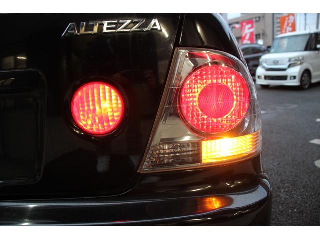 アルテッツァ ＲＳ２００　リミテッドＩＩ　後期型／タイミングベルト８５．０００キロ時交換済み／６ＭＴ車／禁煙車／ＲＳ－Ｒマフラー／リアスポイラー／トルセンＬＳＤ／ＨＩＤヘッドライト／オートライト／ＣＤ再生／ミュージックプレイヤー接続可／ＵＳＢ（39枚目）