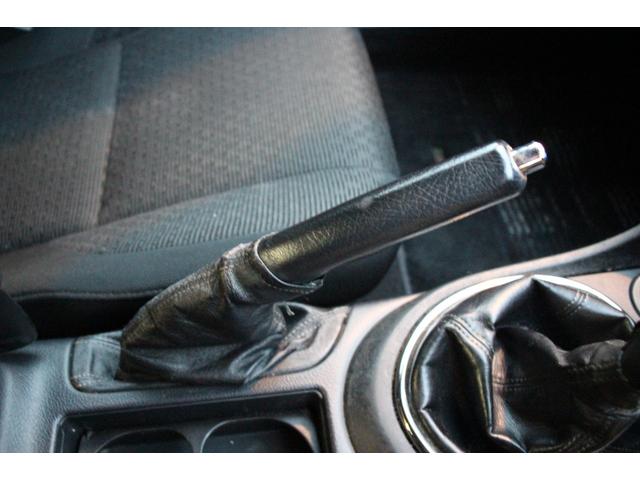 アルテッツァ ＲＳ２００　リミテッドＩＩ　後期型／タイミングベルト８５．０００キロ時交換済み／６ＭＴ車／禁煙車／ＲＳ－Ｒマフラー／リアスポイラー／トルセンＬＳＤ／ＨＩＤヘッドライト／オートライト／ＣＤ再生／ミュージックプレイヤー接続可／ＵＳＢ（59枚目）