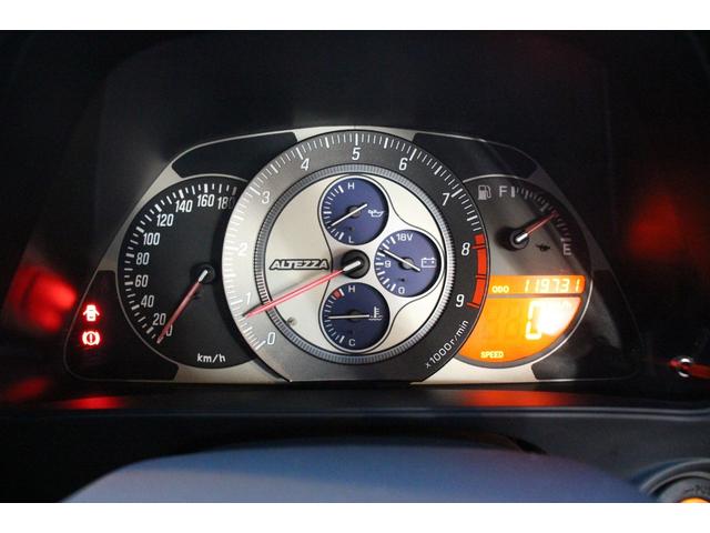 アルテッツァ ＲＳ２００　リミテッドＩＩ　後期型／タイミングベルト８５．０００キロ時交換済み／６ＭＴ車／禁煙車／ＲＳ－Ｒマフラー／リアスポイラー／トルセンＬＳＤ／ＨＩＤヘッドライト／オートライト／ＣＤ再生／ミュージックプレイヤー接続可／ＵＳＢ（63枚目）