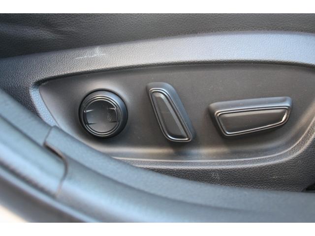 カムリ ＷＳレザーパッケージ　禁煙／セーフティセンス／２トーンカラー（ブラックルーフ＆プラチナホワイトパールマイカ）／ＪＢＬプレミアムサウンド／ブラインドスポットモニター／ＴＲＤフルエアロ／純正９インチＳＤナビ／革シート／ＥＴＣ（9枚目）