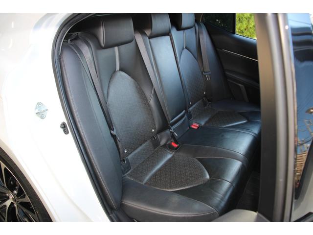 カムリ ＷＳレザーパッケージ　禁煙／セーフティセンス／２トーンカラー（ブラックルーフ＆プラチナホワイトパールマイカ）／ＪＢＬプレミアムサウンド／ブラインドスポットモニター／ＴＲＤフルエアロ／純正９インチＳＤナビ／革シート／ＥＴＣ（11枚目）