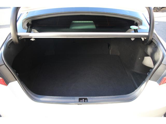 カムリ ＷＳレザーパッケージ　禁煙／セーフティセンス／２トーンカラー（ブラックルーフ＆プラチナホワイトパールマイカ）／ＪＢＬプレミアムサウンド／ブラインドスポットモニター／ＴＲＤフルエアロ／純正９インチＳＤナビ／革シート／ＥＴＣ（12枚目）