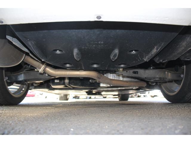 カムリ ＷＳレザーパッケージ　禁煙／セーフティセンス／２トーンカラー（ブラックルーフ＆プラチナホワイトパールマイカ）／ＪＢＬプレミアムサウンド／ブラインドスポットモニター／ＴＲＤフルエアロ／純正９インチＳＤナビ／革シート／ＥＴＣ（13枚目）