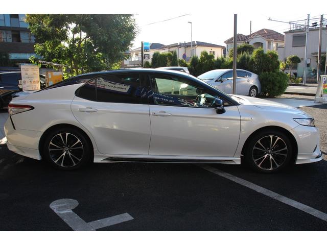 カムリ ＷＳレザーパッケージ　禁煙／セーフティセンス／２トーンカラー（ブラックルーフ＆プラチナホワイトパールマイカ）／ＪＢＬプレミアムサウンド／ブラインドスポットモニター／ＴＲＤフルエアロ／純正９インチＳＤナビ／革シート／ＥＴＣ（28枚目）