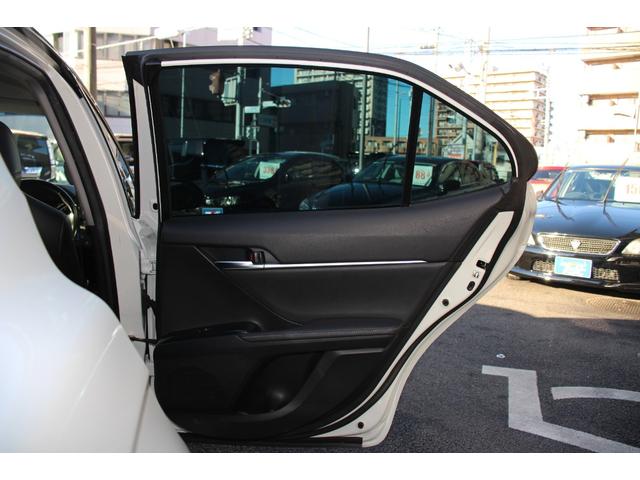 カムリ ＷＳレザーパッケージ　禁煙／セーフティセンス／２トーンカラー（ブラックルーフ＆プラチナホワイトパールマイカ）／ＪＢＬプレミアムサウンド／ブラインドスポットモニター／ＴＲＤフルエアロ／純正９インチＳＤナビ／革シート／ＥＴＣ（50枚目）