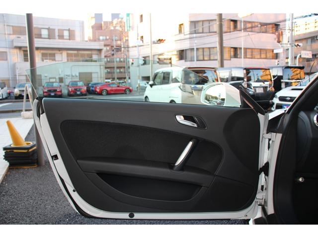 ＴＴクーペ ２．０ＴＦＳＩ　Ｓラインパッケージ／純正ナビ／Ｂｌｕｅｔｏｏｔｈオーディオ／フルセグ／Ｂカメラ／ＥＴＣ／電動格納ミラー／オートライト／バックフォグ／ＭＴモード／社外１９インチＡＷ（40枚目）