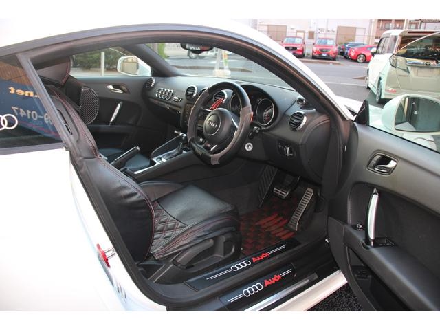 ＴＴクーペ ２．０ＴＦＳＩ　Ｓラインパッケージ／純正ナビ／Ｂｌｕｅｔｏｏｔｈオーディオ／フルセグ／Ｂカメラ／ＥＴＣ／電動格納ミラー／オートライト／バックフォグ／ＭＴモード／社外１９インチＡＷ（41枚目）