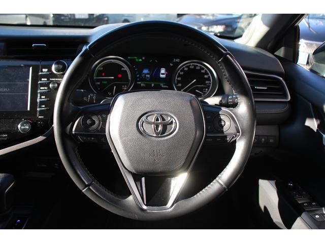 カムリ ＷＳレザーパッケージ　禁煙／セーフティセンス／２トーンカラー（ブラックルーフ＆プラチナホワイトパールマイカ）／ＪＢＬプレミアムサウンド／ブラインドスポットモニター／ＴＲＤフルエアロ／純正９インチＳＤナビ／革シート／ＥＴＣ（20枚目）