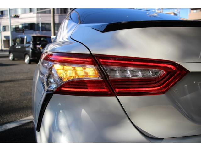 カムリ ＷＳレザーパッケージ　禁煙／セーフティセンス／２トーンカラー（ブラックルーフ＆プラチナホワイトパールマイカ）／ＪＢＬプレミアムサウンド／ブラインドスポットモニター／ＴＲＤフルエアロ／純正９インチＳＤナビ／革シート／ＥＴＣ（47枚目）