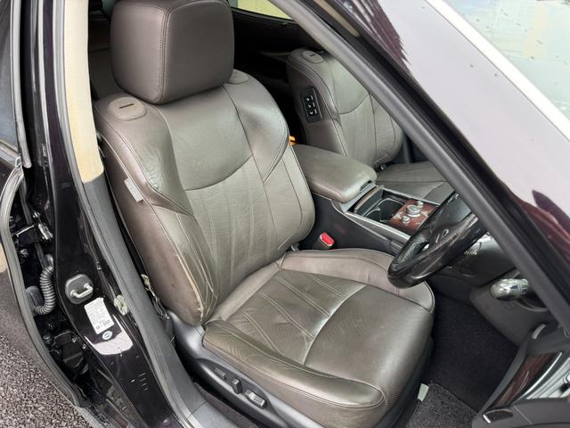 シーマ ハイブリッド　ＶＩＰ　Ｇ　ガラスサンルーフ／ヘッドレスト収納型後席モニター／本革シート／パワーシート／シートヒーター＆シートエアコン／オットマン／レーダークルーズ／衝突軽減ブレーキ／レーンキープ／純正ＨＤＤ８インチナビ／ＥＴＣ（8枚目）