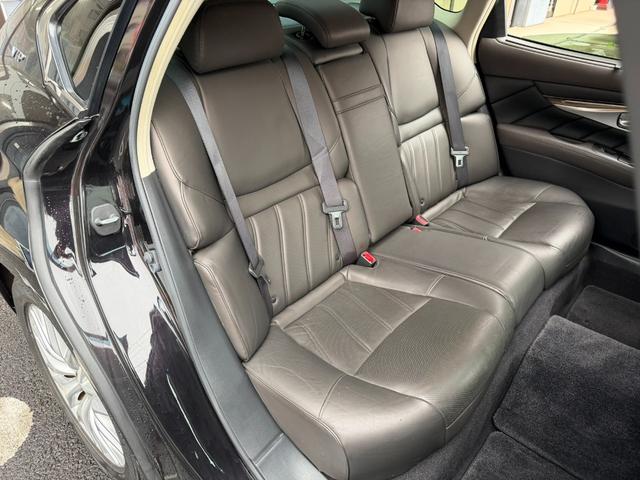 シーマ ハイブリッド　ＶＩＰ　Ｇ　ガラスサンルーフ／ヘッドレスト収納型後席モニター／本革シート／パワーシート／シートヒーター＆シートエアコン／オットマン／レーダークルーズ／衝突軽減ブレーキ／レーンキープ／純正ＨＤＤ８インチナビ／ＥＴＣ（12枚目）