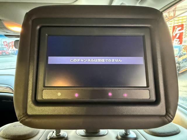 シーマ ハイブリッド　ＶＩＰ　Ｇ　ガラスサンルーフ／ヘッドレスト収納型後席モニター／本革シート／パワーシート／シートヒーター＆シートエアコン／オットマン／レーダークルーズ／衝突軽減ブレーキ／レーンキープ／純正ＨＤＤ８インチナビ／ＥＴＣ（13枚目）