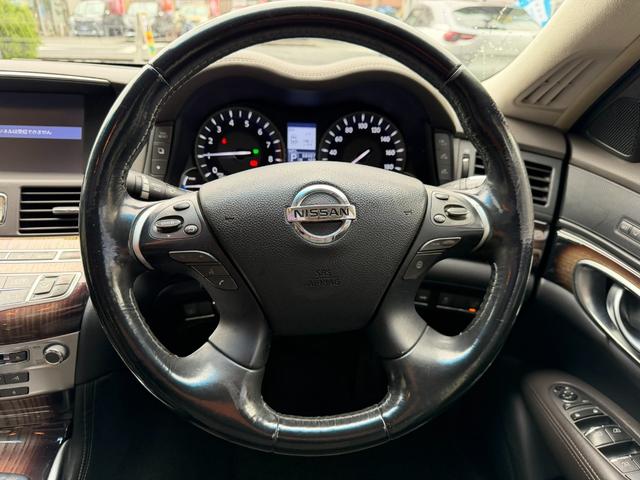 シーマ ハイブリッド　ＶＩＰ　Ｇ　ガラスサンルーフ／ヘッドレスト収納型後席モニター／本革シート／パワーシート／シートヒーター＆シートエアコン／オットマン／レーダークルーズ／衝突軽減ブレーキ／レーンキープ／純正ＨＤＤ８インチナビ／ＥＴＣ（15枚目）