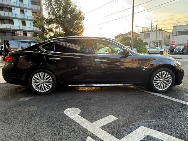 シーマ ハイブリッド　ＶＩＰ　Ｇ　ガラスサンルーフ／ヘッドレスト収納型後席モニター／本革シート／パワーシート／シートヒーター＆シートエアコン／オットマン／レーダークルーズ／衝突軽減ブレーキ／レーンキープ／純正ＨＤＤ８インチナビ／ＥＴＣ（28枚目）