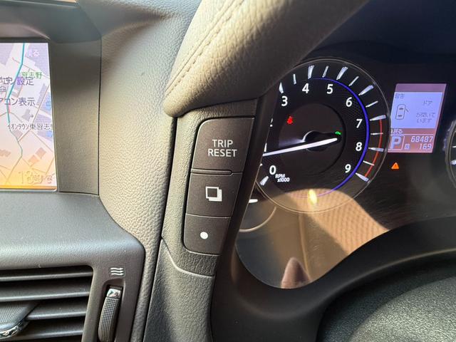 シーマ ハイブリッド　ＶＩＰ　Ｇ　ガラスサンルーフ／ヘッドレスト収納型後席モニター／本革シート／パワーシート／シートヒーター＆シートエアコン／オットマン／レーダークルーズ／衝突軽減ブレーキ／レーンキープ／純正ＨＤＤ８インチナビ／ＥＴＣ（52枚目）