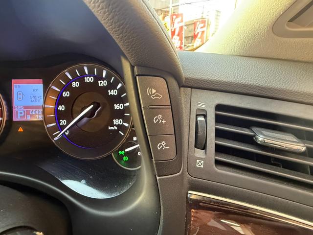 シーマ ハイブリッド　ＶＩＰ　Ｇ　ガラスサンルーフ／ヘッドレスト収納型後席モニター／本革シート／パワーシート／シートヒーター＆シートエアコン／オットマン／レーダークルーズ／衝突軽減ブレーキ／レーンキープ／純正ＨＤＤ８インチナビ／ＥＴＣ（53枚目）