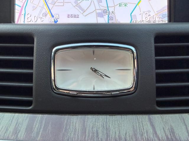 シーマ ハイブリッド　ＶＩＰ　Ｇ　ガラスサンルーフ／ヘッドレスト収納型後席モニター／本革シート／パワーシート／シートヒーター＆シートエアコン／オットマン／レーダークルーズ／衝突軽減ブレーキ／レーンキープ／純正ＨＤＤ８インチナビ／ＥＴＣ（56枚目）