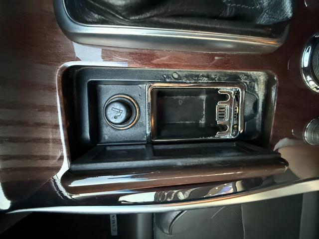 シーマ ハイブリッド　ＶＩＰ　Ｇ　ガラスサンルーフ／ヘッドレスト収納型後席モニター／本革シート／パワーシート／シートヒーター＆シートエアコン／オットマン／レーダークルーズ／衝突軽減ブレーキ／レーンキープ／純正ＨＤＤ８インチナビ／ＥＴＣ（62枚目）